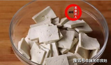 中国的臭豆腐,居然被外国人学去了,来看看加拿大妇女做的臭豆腐