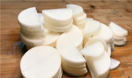 奶奶独家秘制腌白萝卜,不用放盐,一个晚上就能吃,酸辣又脆爽