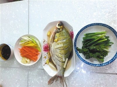 蒸鱼前放盐腌制吗 这小伙说 no