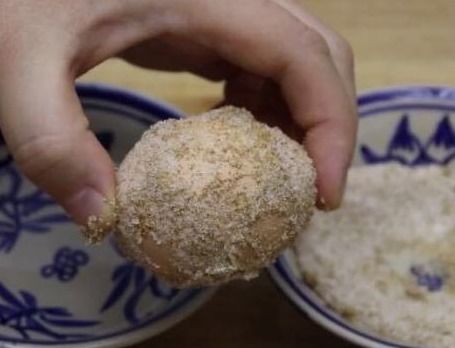 腌咸鸡蛋，直接裹盐可不行！掌握关键两步，鸡蛋鲜香流油快又美味
