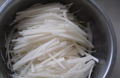 白萝卜与腌制盐的绝妙搭配 清肠刮油，止咳润肺，美味秒光盘